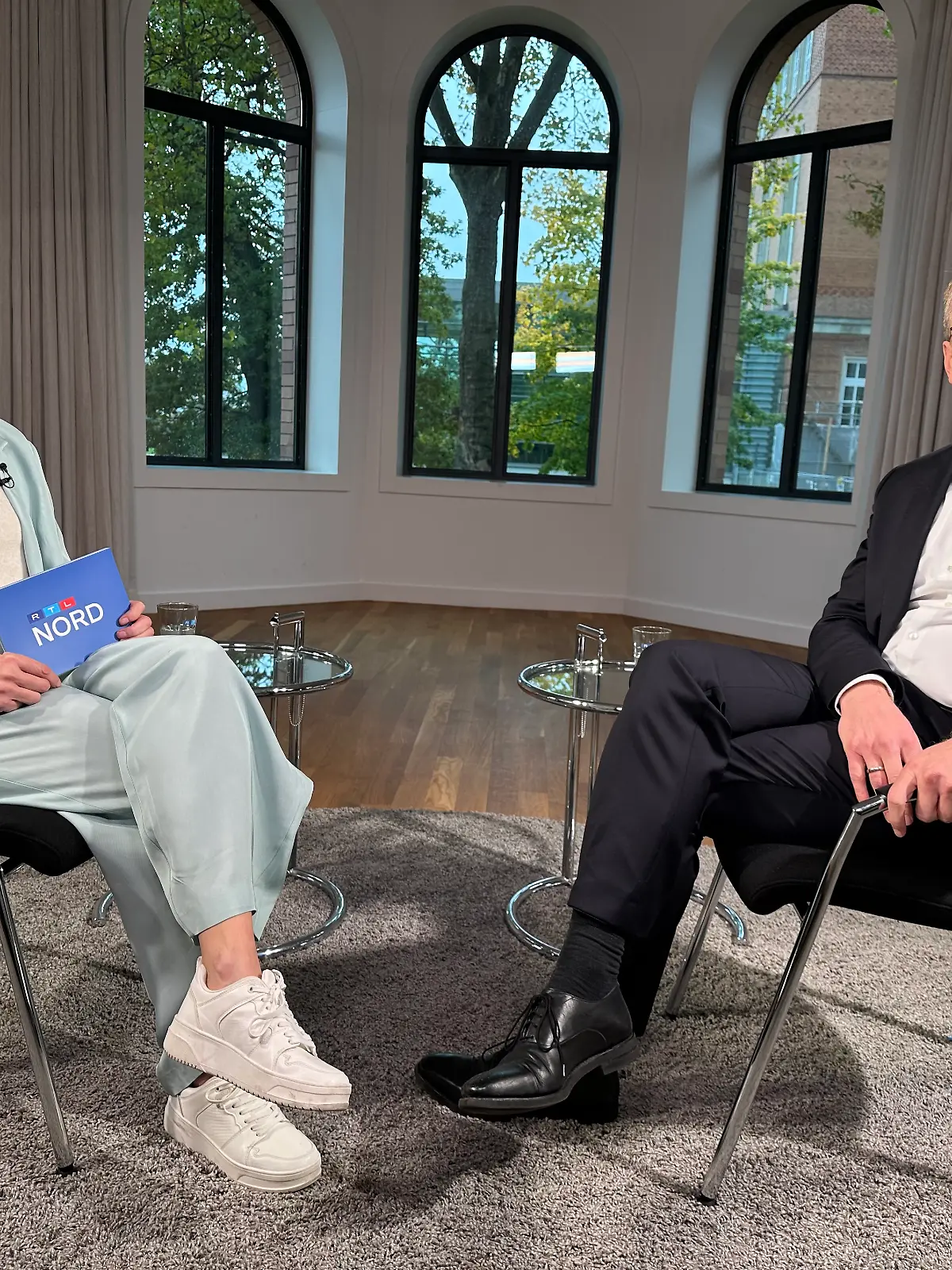 Die Kieler RTL-Redaktionsleiterin Kirsten von Keitz und Schleswig-Holsteins Ministerpräsident Daniel Günther (CDU) im Interview