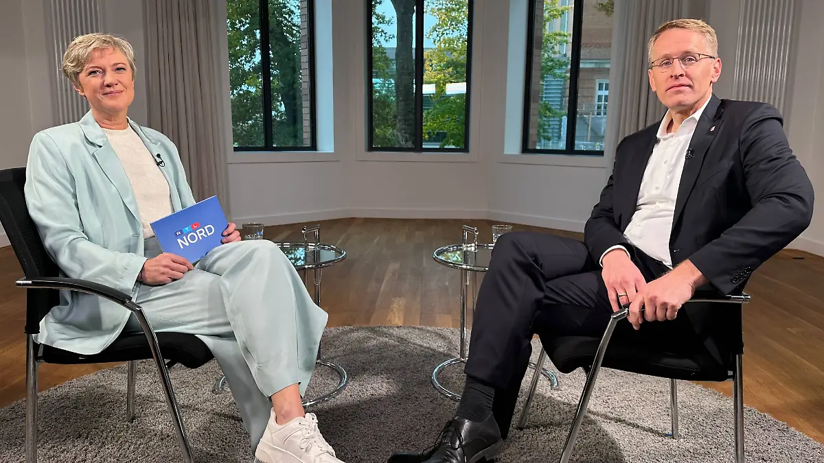 Kirsten von Keitz (RTL Nord-Studioleitung Kiel) und Schleswig-Holsteins Ministerpräsident Daniel Günther (CDU) im großen RTL Nord-Jahresinterview.