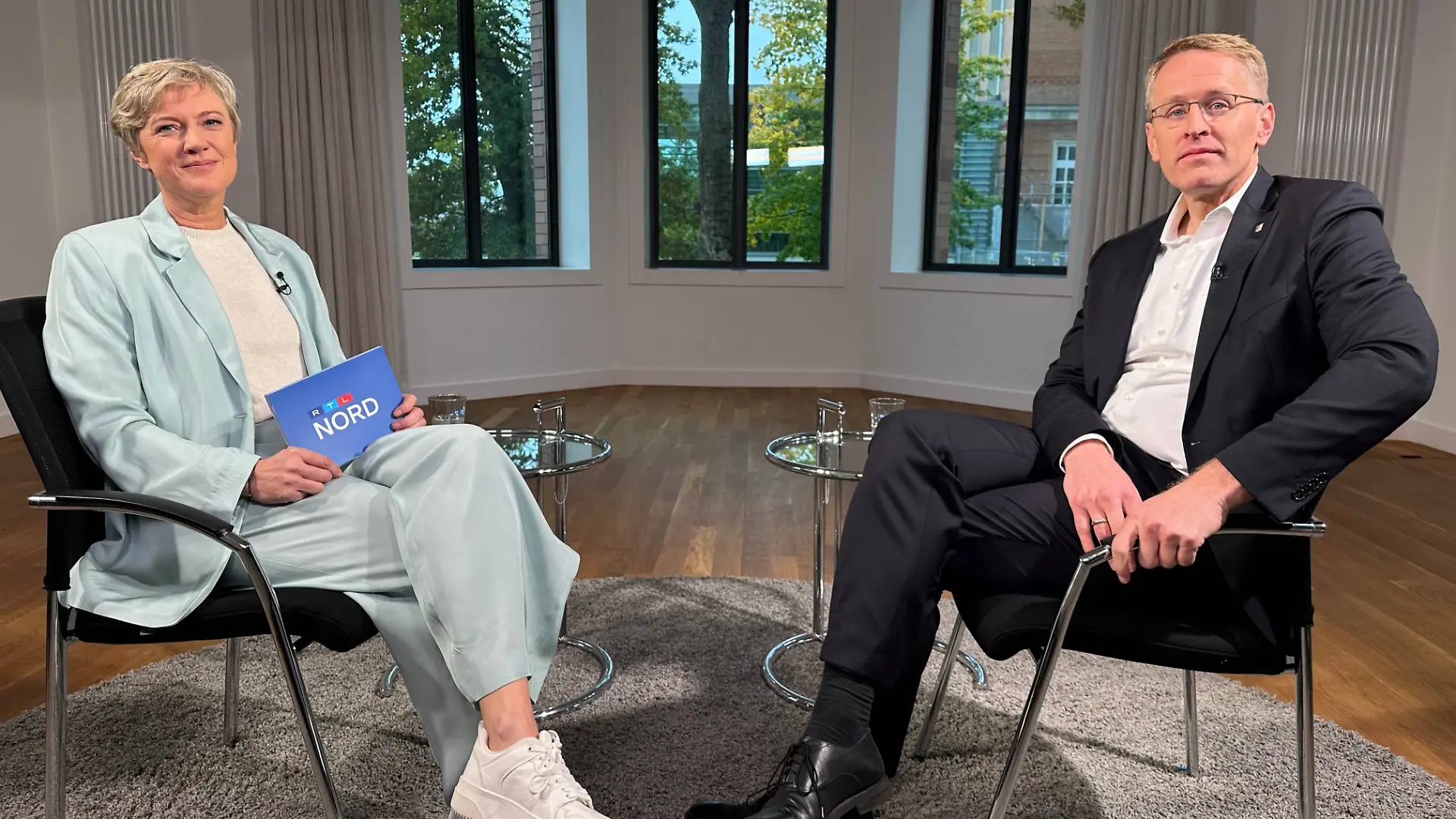 Kirsten von Keitz (RTL Nord-Studioleitung Kiel) und Schleswig-Holsteins Ministerpräsident Daniel Günther (CDU) im großen RTL Nord-Jahresinterview.