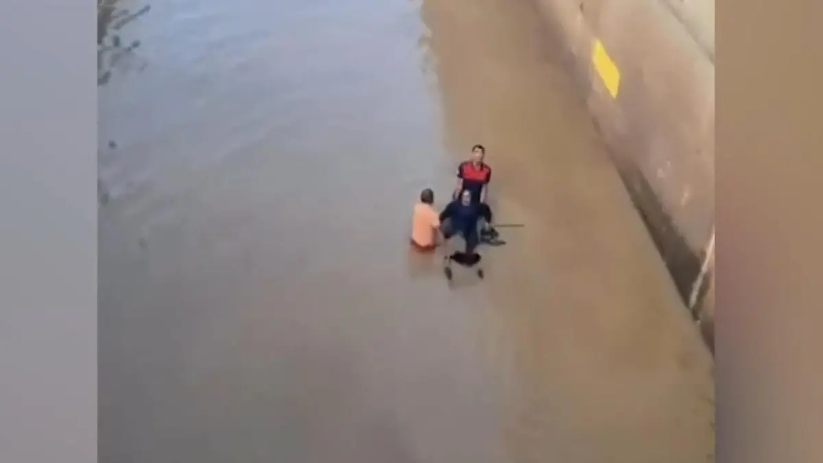 Heftige Regenfälle in der Türkei! Seniorin stürzt mit Elektro-Rollstuhl in die Fluten Helfer ziehen sie aus dem Wasser