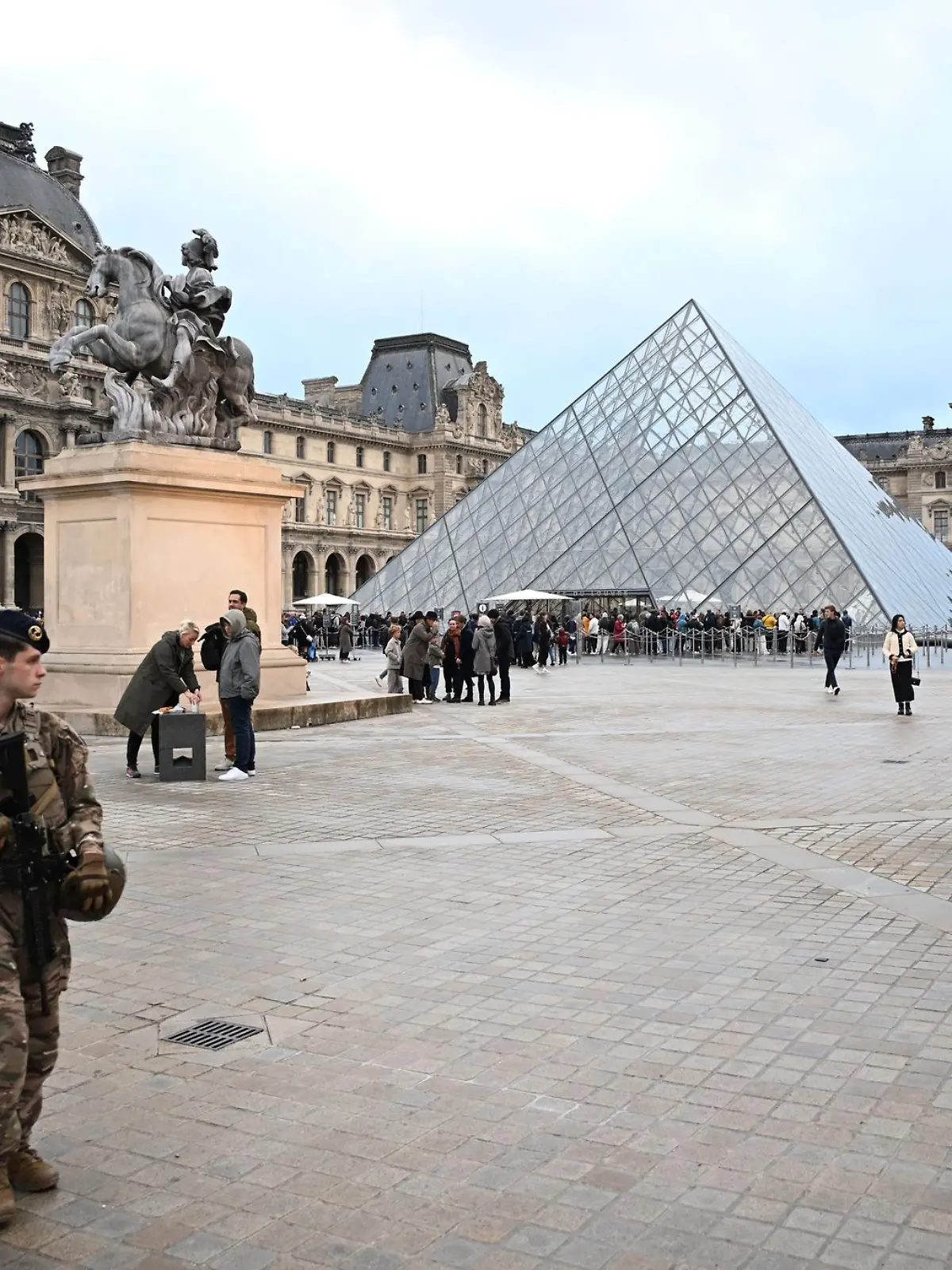 Bild zu: "Täter stehlen 88 Millionen Euro an Beute im Louvre"