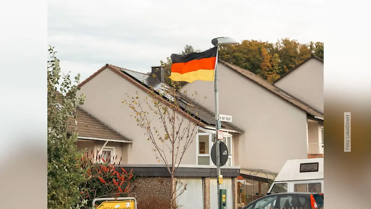 Ermittlungen wegen schwarz-rot-goldenem Flaggenmeer Deutschlandfahnen in Nachrodt-Wiblingwerde