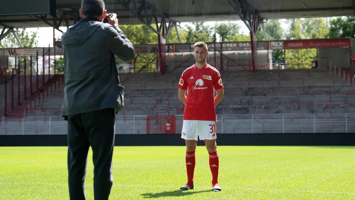 Robin Knoche 1. FC Union Berlin wird fotografiert 1. FC Union Berlin 1. Bundesliga, Porträttermin 2023/2024, 09.08. 2023, *** Robin Knoche 1 FC Union Berlin is photographed 1 FC Union Berlin 1 Bundesliga, portrait date 2023 2024, 09 08 2023, Copyright: xSebastianxRäppold/MatthiasxKochx