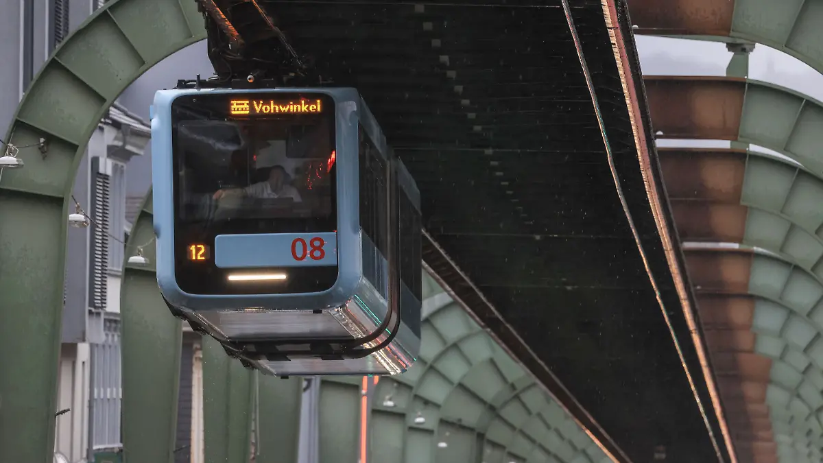 ARCHIV - 31.03.2023, Nordrhein-Westfalen, Wuppertal: Ein Zug der Wuppertaler Schwebebahn fährt über einer Strasse im Stadtteil Vohwinkel. (zu dpa: «Wuppertaler Schwebebahn beschossen») Foto: Oliver Berg/dpa +++ dpa-Bildfunk +++
