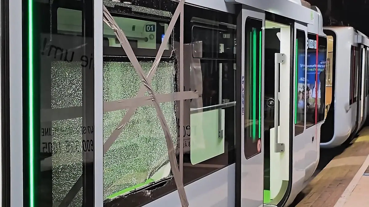 Schreckmoment über Wuppertal! Unbekannte attackieren Schwebebahn Scheiben sind zersplittert