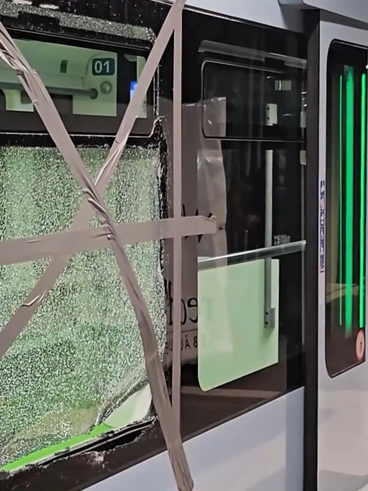 Bild zu: "Schreckmoment über Wuppertal! Unbekannte attackieren Schwebebahn"