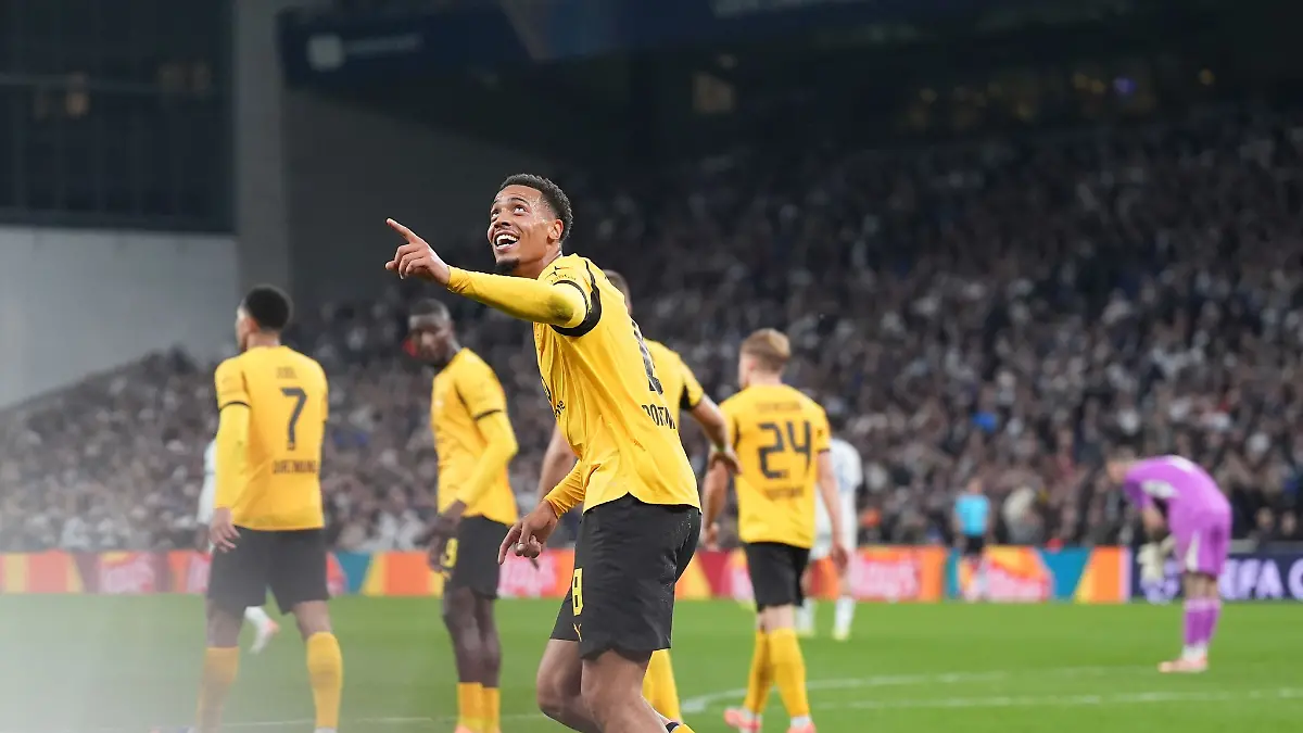 Bild zu: "Nmecha in Dortmund: Wirbel auf und neben dem Platz"