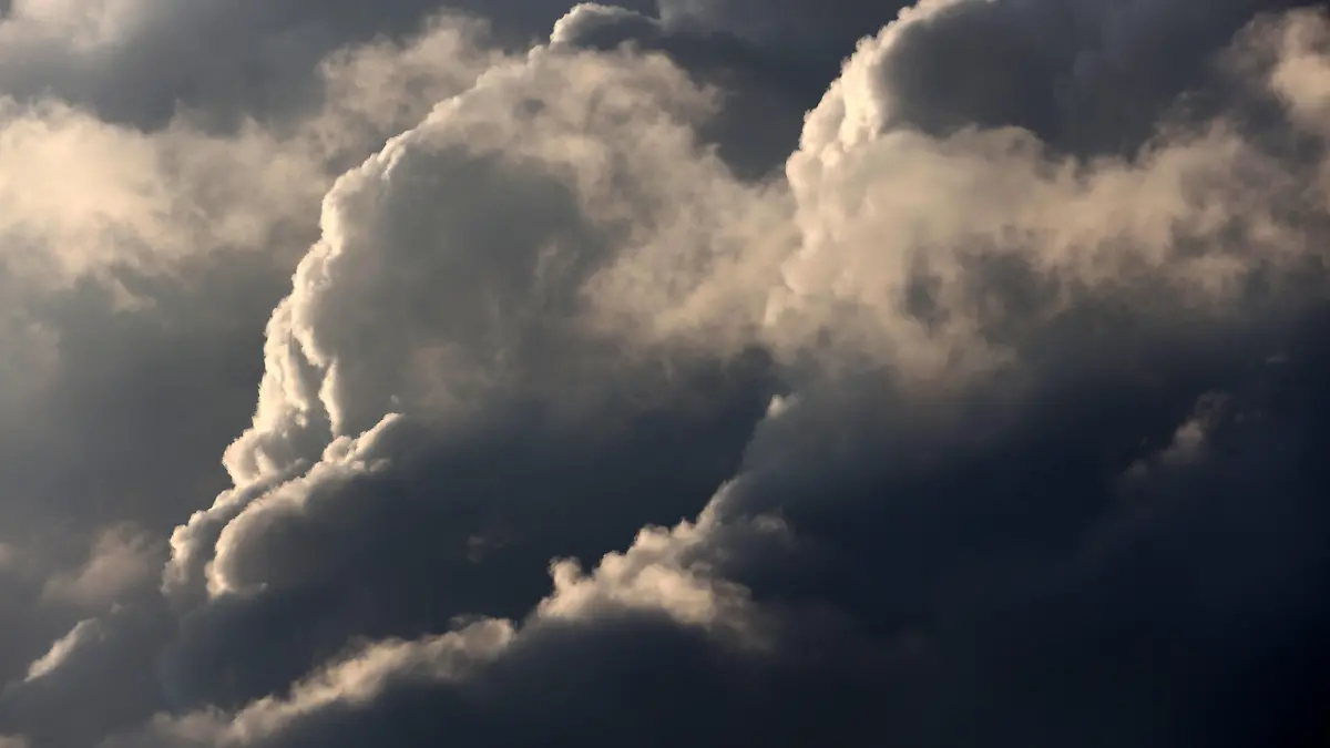 Gewitterlage im Sommer Mächtige Wolkengebirge in denen vereinzelt eine Gewitterwolke erkennbar ist, zeigen sich bei einer Gewitterwetterlage am Himmel über dem Essener Ruhrtal. *** Thunderstorm situation in summer Mighty mountains of clouds in which a thundercloud can be seen from time to time appear in the sky above the Ruhr valley in Essen during a thunderstorm weather situation