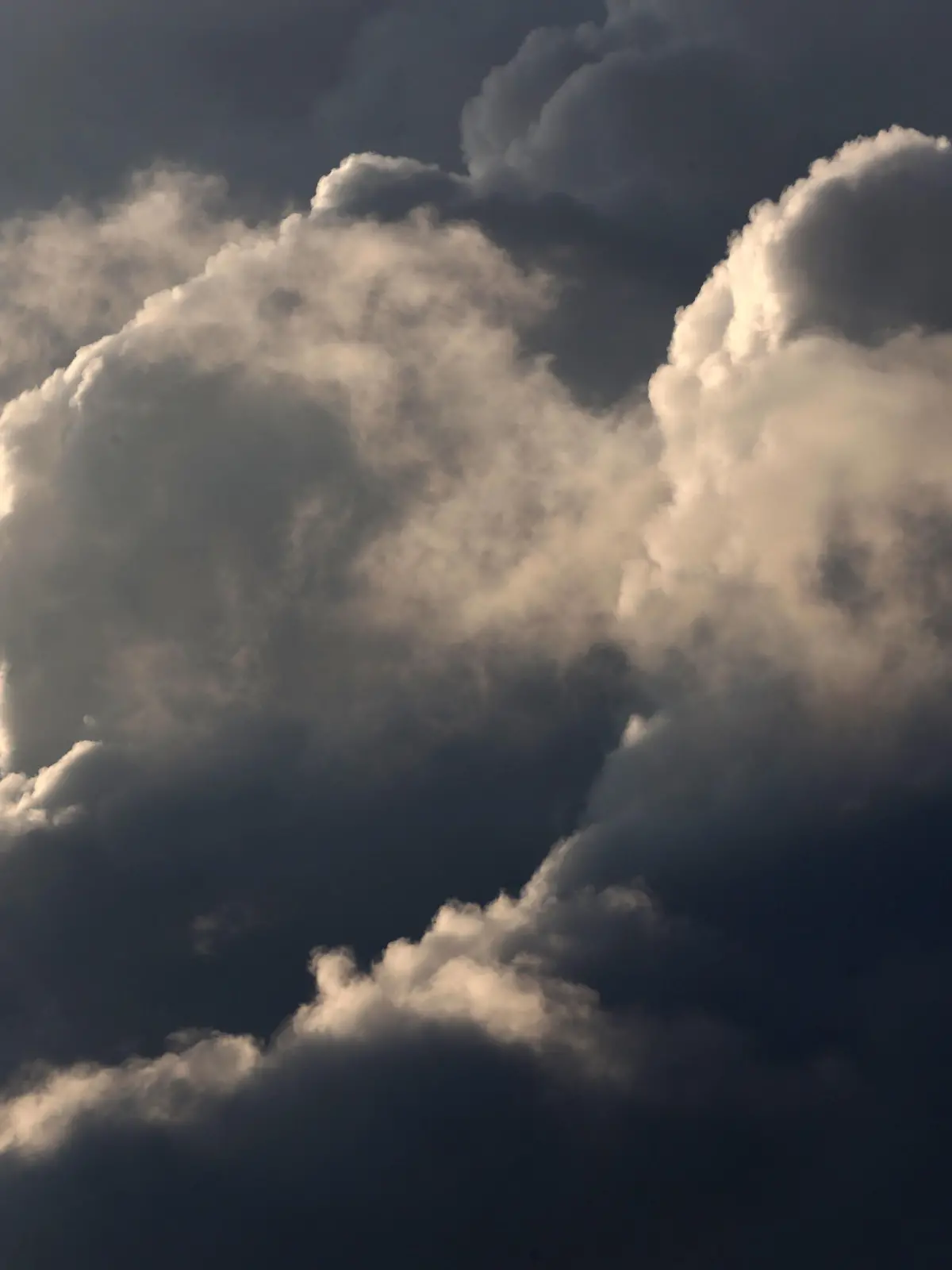 Gewitterlage im Sommer Mächtige Wolkengebirge in denen vereinzelt eine Gewitterwolke erkennbar ist, zeigen sich bei einer Gewitterwetterlage am Himmel über dem Essener Ruhrtal. *** Thunderstorm situation in summer Mighty mountains of clouds in which a thundercloud can be seen from time to time appear in the sky above the Ruhr valley in Essen during a thunderstorm weather situation