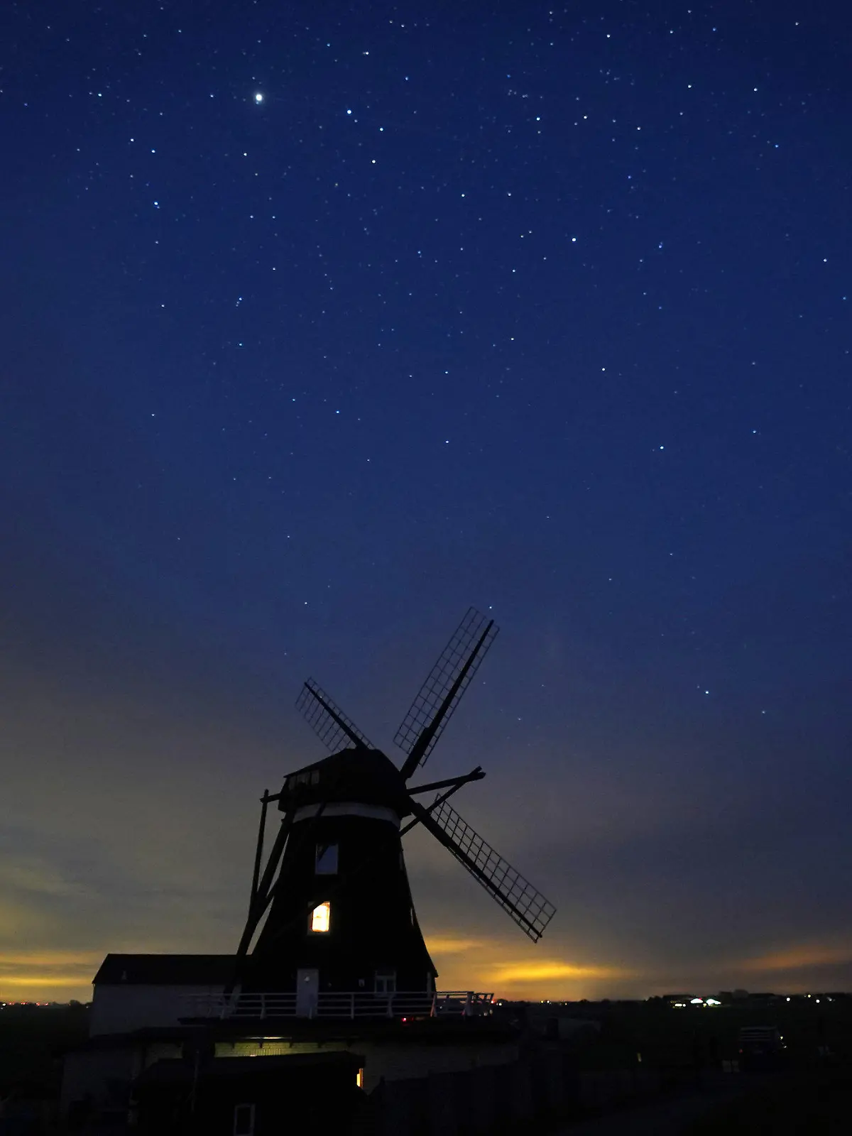 ARCHIV - 10.05.2021, Schleswig-Holstein, Pellworm: Der Sternenhimmel ist über der Nordermühle auf der Insel Pellworm zu sehen. Der natürlich dunkele Sternenhimmel über den Nordseeinseln Spiekeroog und Pellworm zieht zunehmend Sternengucker an.     (zu dpa "Pellworm und Spiekeroog profitieren von «Sterneninsel»-Status") Foto: Marcus Brandt/dpa +++ dpa-Bildfunk +++