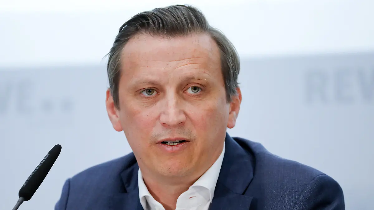 ARCHIV - 03.04.2019, Nordrhein-Westfalen, Köln: Lionel Souque, Vorstandsvorsitzender des Rewe-Konzerns. Rewe-Chef Lionel Souque soll den Kölner Handelsriesen bis Ende 2028 leiten. (zu dpa: «Souque bleibt Rewe-Chef») Foto: Oliver Berg/dpa +++ dpa-Bildfunk +++