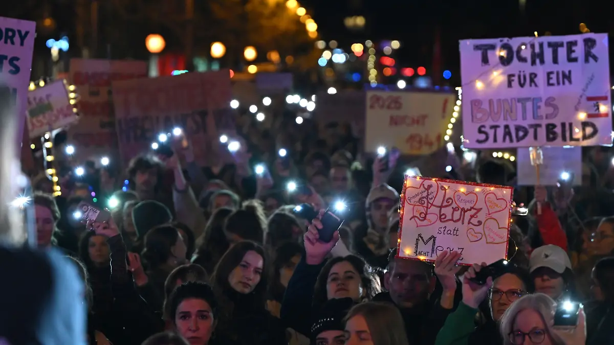 In Berlin demonstrierten Tausende Menschen unter dem Motto „Feministische Kundgebung: Wir sind die Töchter” 
