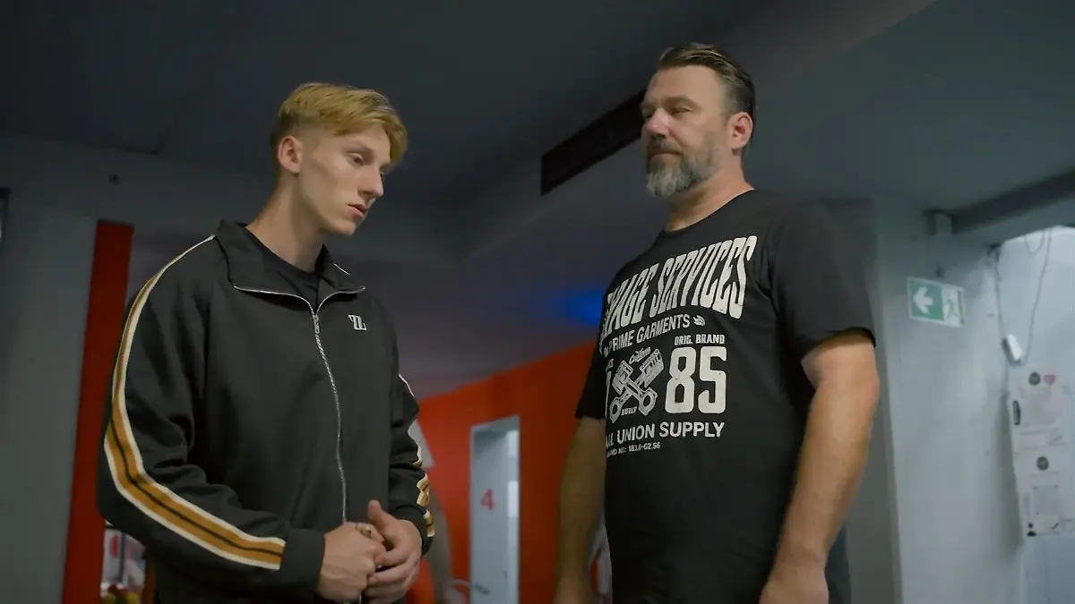 AWZ-Folge vom 27.10.25 auf RTL+: Olaf versucht, Lennox vor seinem Kampf zu  entmutigen