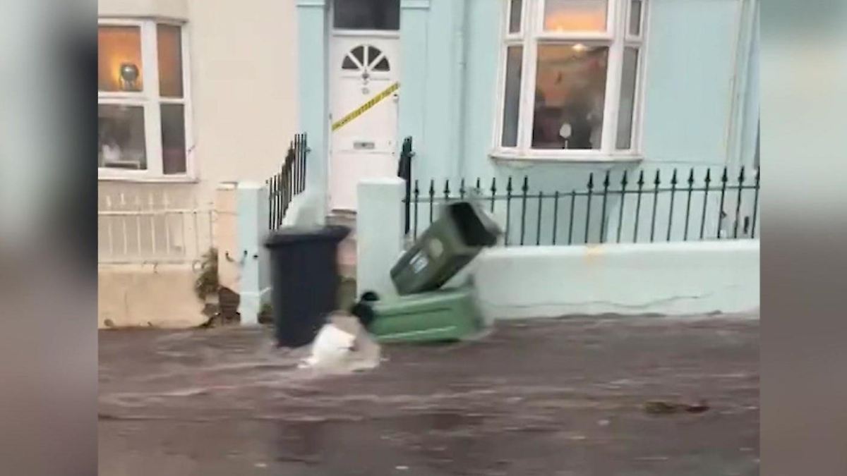 Unwetter überrascht England: Urlaubsort überschwemmt! Mülltonnen schießen durch die Straßen