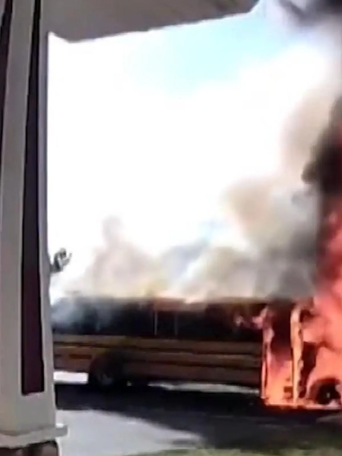 Bild zu: "Schulbus explodiert! Helden-Mutter rettet 22 Grundschulkinder vor Flammen-Inferno"