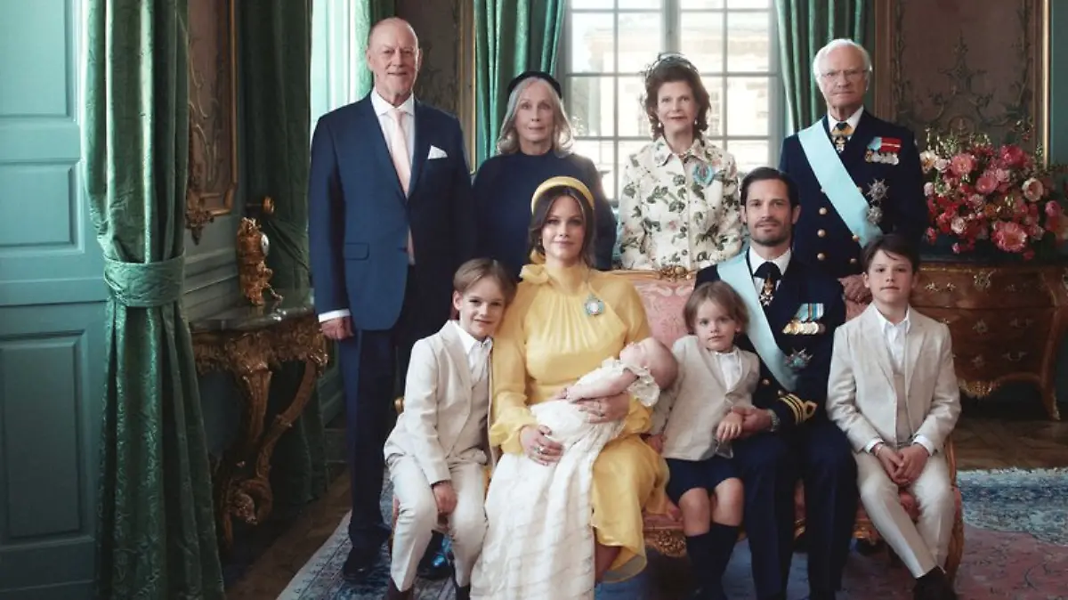 Das Familienbild postete der schwedische Palast kurz nach der Taufe