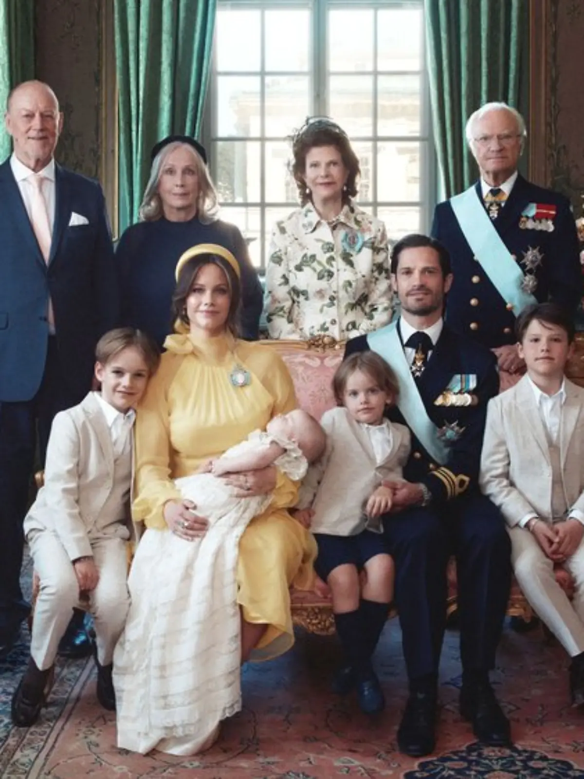 Das Familienbild postete der schwedische Palast kurz nach der Taufe