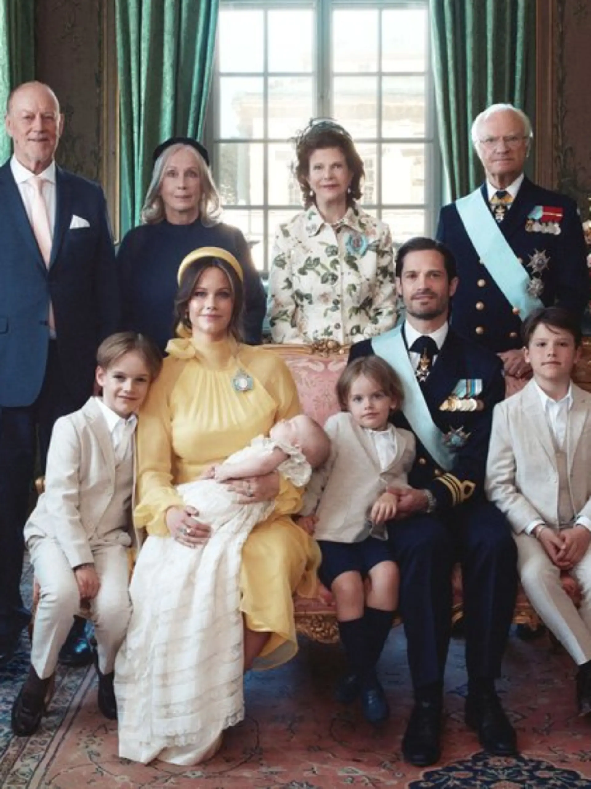 Das Familienbild postete der schwedische Palast kurz nach der Taufe