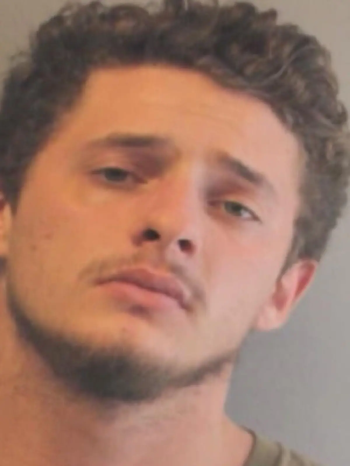 Eine Frau aus Houston erhebt schwere Vorwürfe gegen einen Mann, den sie über die Dating-App Bumble kennengelernt hat. Fünf Tage lang soll sie von dem 21-jährigen Zachery M. in dessen Apartmentkomplex festgehalten, geschlagen, vergewaltigt und gefoltert worden sein. Gegen Zachery M. wurde Anklage erhoben, er steht unter Hausarrest.