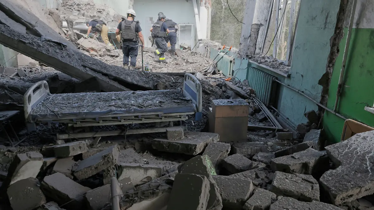 Rettungskräfte räumen die Trümmer auf, nachdem eine russische Gleitbombe ein städtisches Krankenhaus getroffen hat