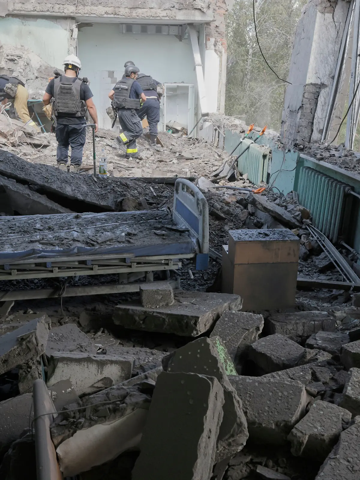 Rettungskräfte räumen die Trümmer auf, nachdem eine russische Gleitbombe ein städtisches Krankenhaus getroffen hat