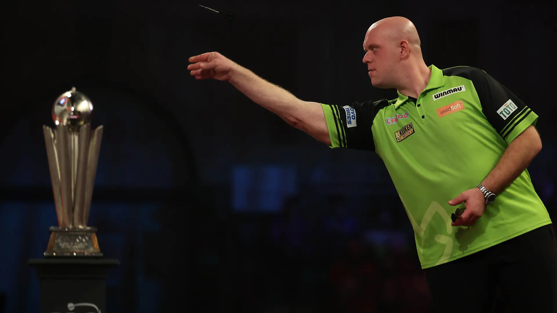 3rd January 2023, Alexandra Palace, London, England 2022/23 PDC Cazoo World Darts Championships Day 16 Final Michael van Gerwen practice throws during the break in his match against Michael Smith PUBLICATIONxNOTxINxUK ActionPlus12464415 ShaunxBrooks