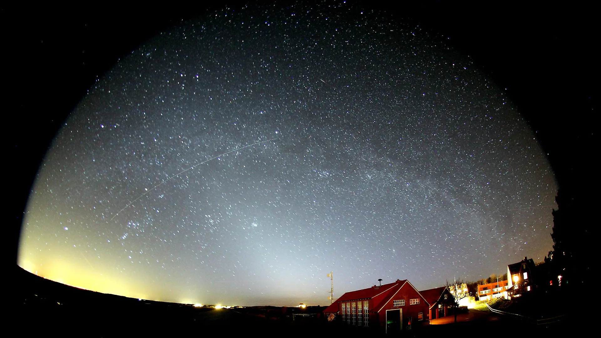 ARCHIV - 19.03.2020, Niedersachsen, Spiekeroog: Blick in den Sternenhimmel über Spiekeroog. Der natürlich dunkele Sternenhimmel über den Nordseeinseln Spiekeroog und Pellworm zieht zunehmend Sternengucker an.      (zu dpa "Pellworm und Spiekeroog profitieren von «Sterneninsel»-Status") Foto: Andreas Hänel/dpa - ACHTUNG: Nur zur redaktionellen Verwendung im Zusammenhang mit der aktuellen Berichterstattung und nur mit vollständiger Nennung des vorstehenden Credits +++ dpa-Bildfunk +++