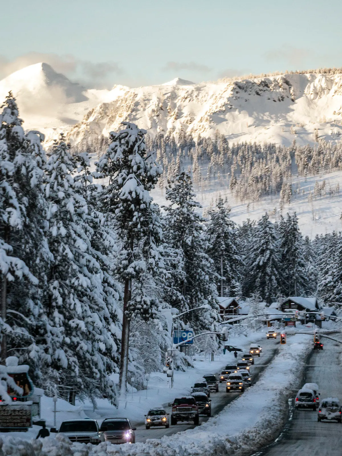 01.01.2023, USA, South Lake Tahoe: Fahrzeuge fahren am Morgen nach einem Wintersturm, der die Region mit einer großen Menge Schnee bedeckte, auf der schneebedeckten U.S. Route 50 in South Lake Tahoe. Foto: Stephen Lam/San Francisco Chronicle/AP/dpa - ACHTUNG: Nur zur redaktionellen Verwendung und nur mit vollständiger Nennung des vorstehenden Credits +++ dpa-Bildfunk +++