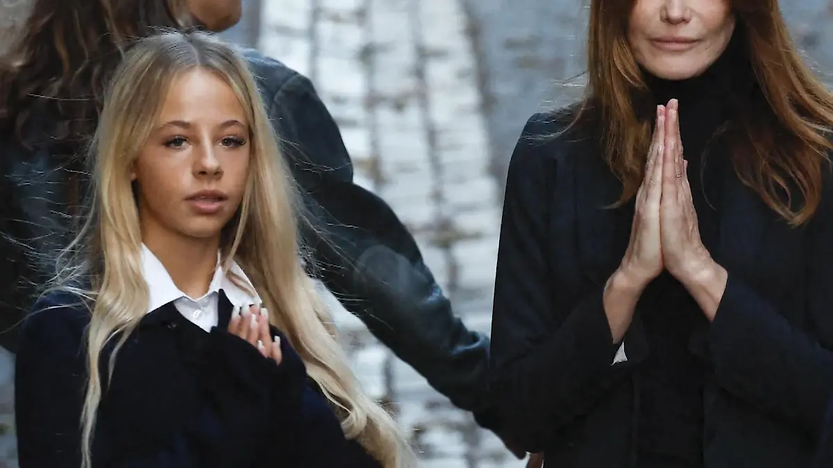 Hier schaut Nicolas Sarkozys Tochter dabei zu, wie ihr Vater weggesperrt wird Sie ist gerade einmal 14