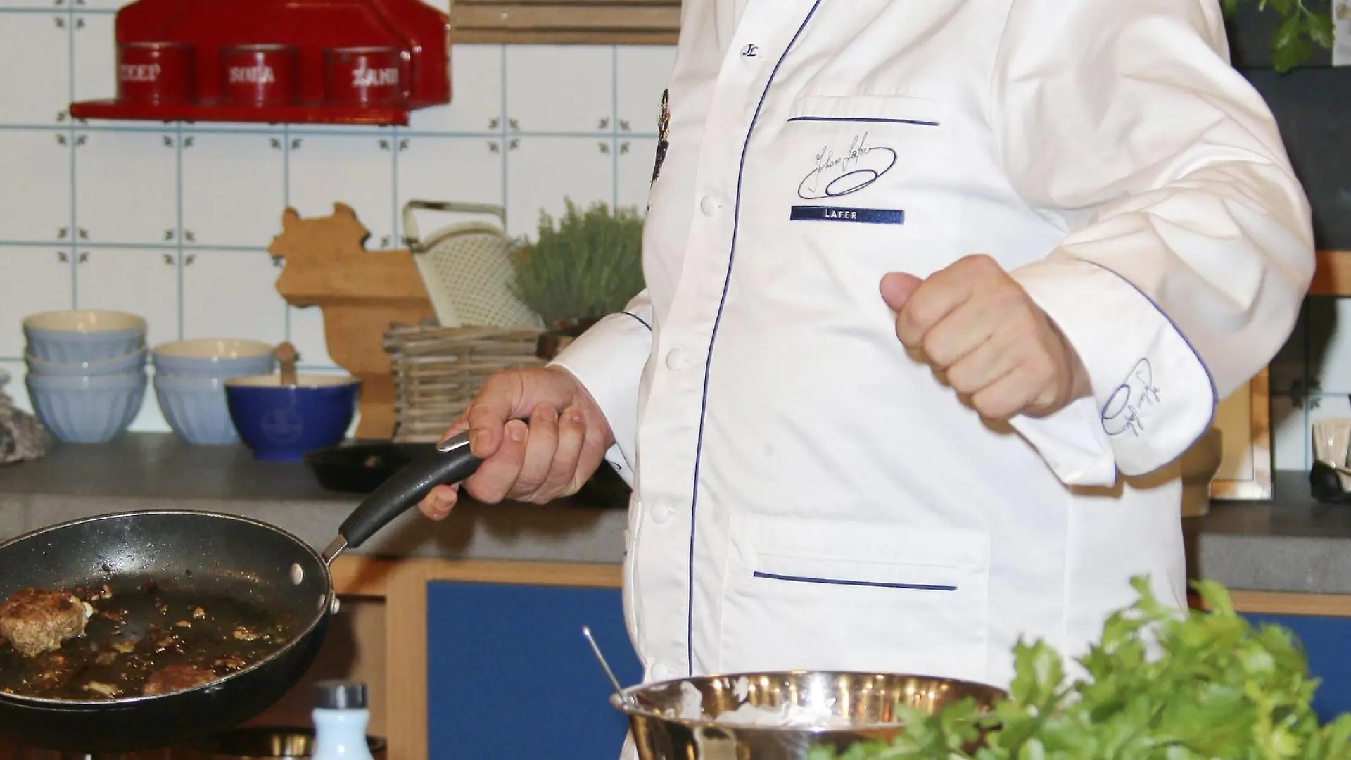 Johann Lafer bei der Aufzeichnung der ZDF Talk- und Kochsendung Lafer! Lichter! Lecker! im Studio Stahltwiete. Hamburg, 27.07.2014 xgbrcix/xFuturexImageJohann Lafer at the Recording the ZDF Talk and Cooking show Lafer Lights Good in Studio Hamburg 27 07 2014