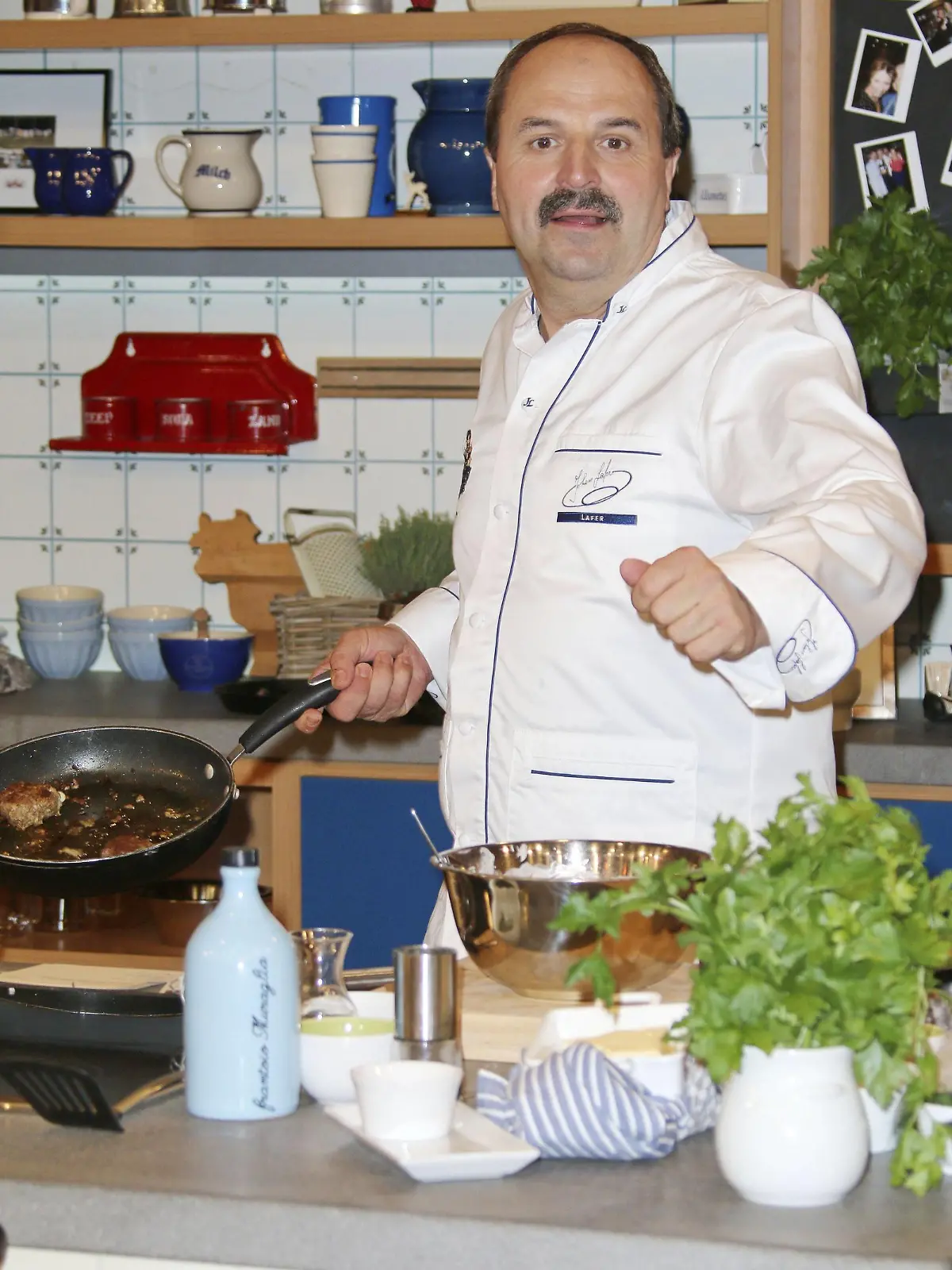 Johann Lafer bei der Aufzeichnung der ZDF Talk- und Kochsendung Lafer! Lichter! Lecker! im Studio Stahltwiete. Hamburg, 27.07.2014 xgbrcix/xFuturexImageJohann Lafer at the Recording the ZDF Talk and Cooking show Lafer Lights Good in Studio  Hamburg 27 07 2014