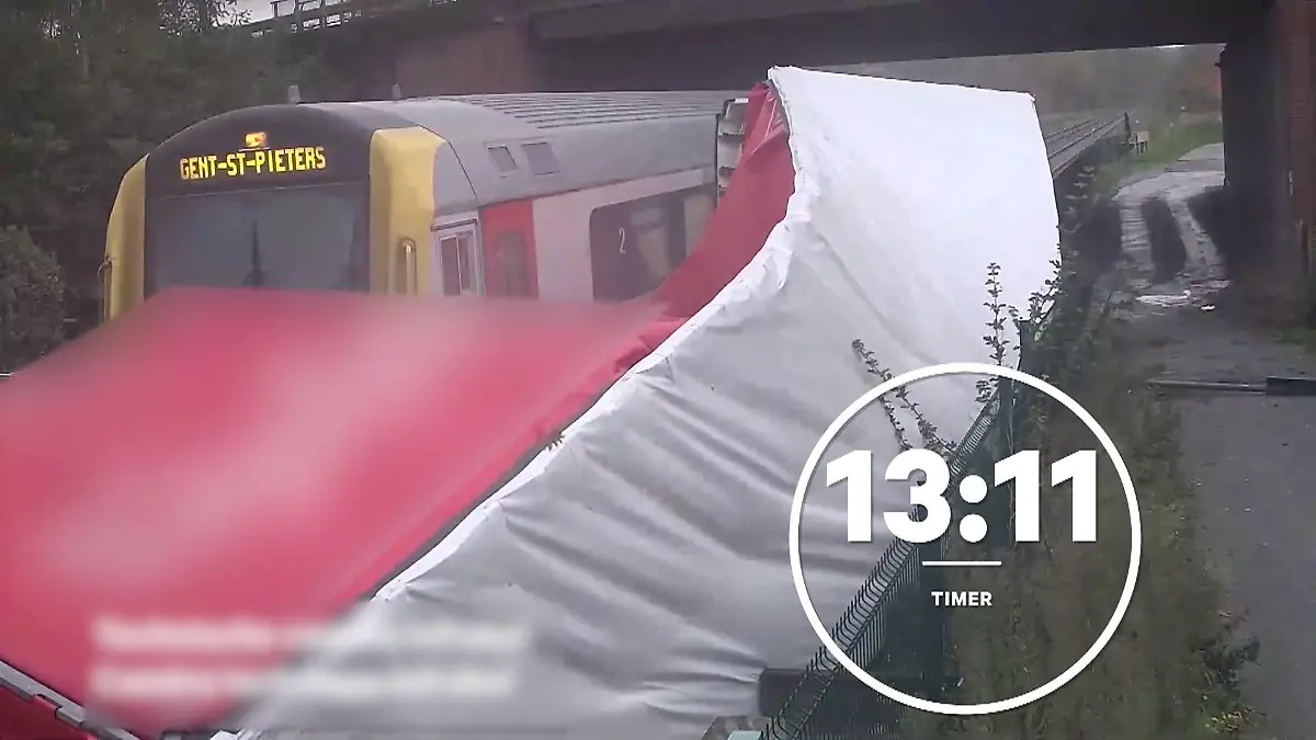 Lkw im Gleis gefangen! Personenzug rast an – und kann nicht bremsen! Crash in Belgien