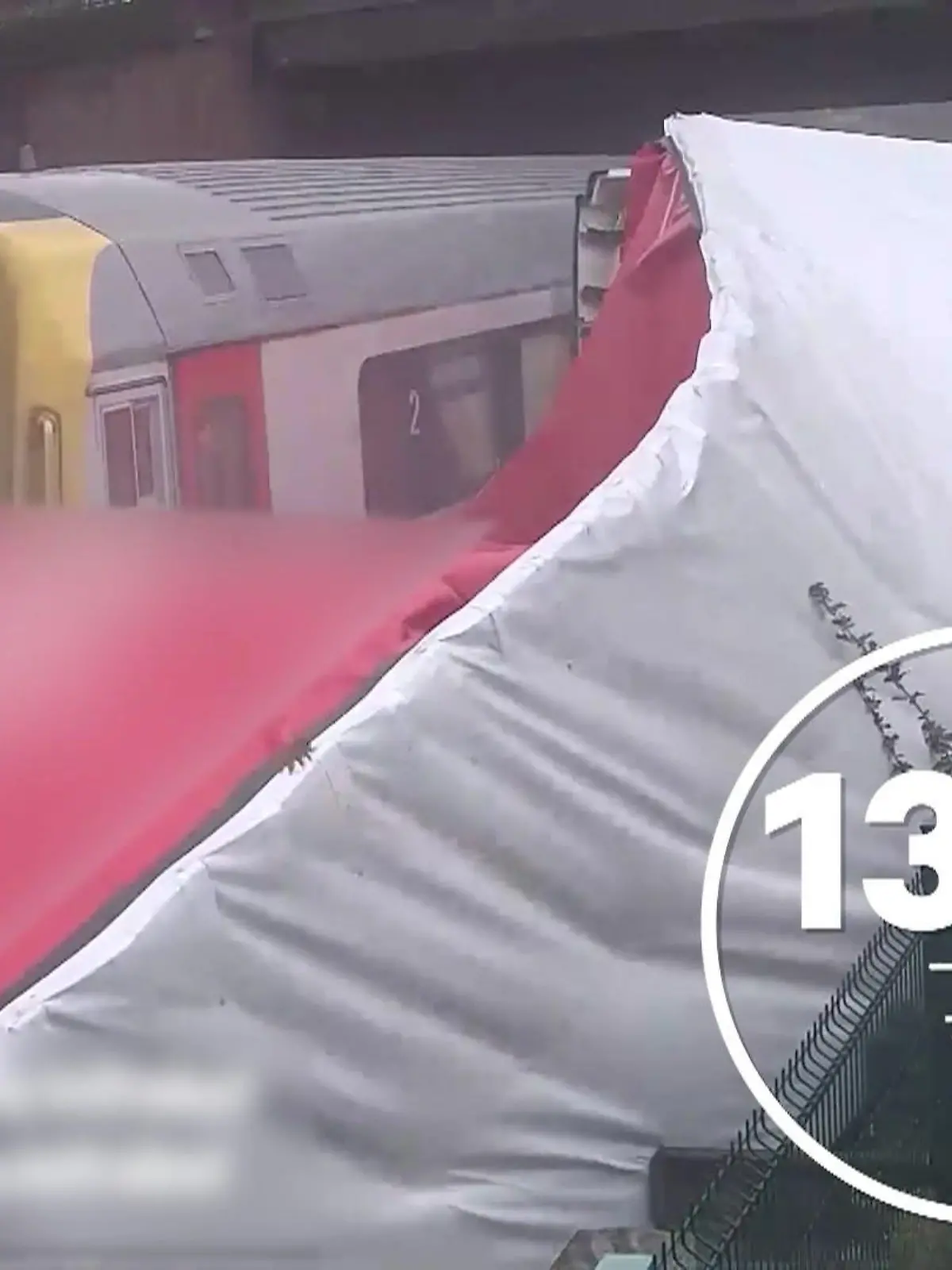 Bild zu: "Lkw steckt auf Gleisen fest – dann rast der Zug an!"