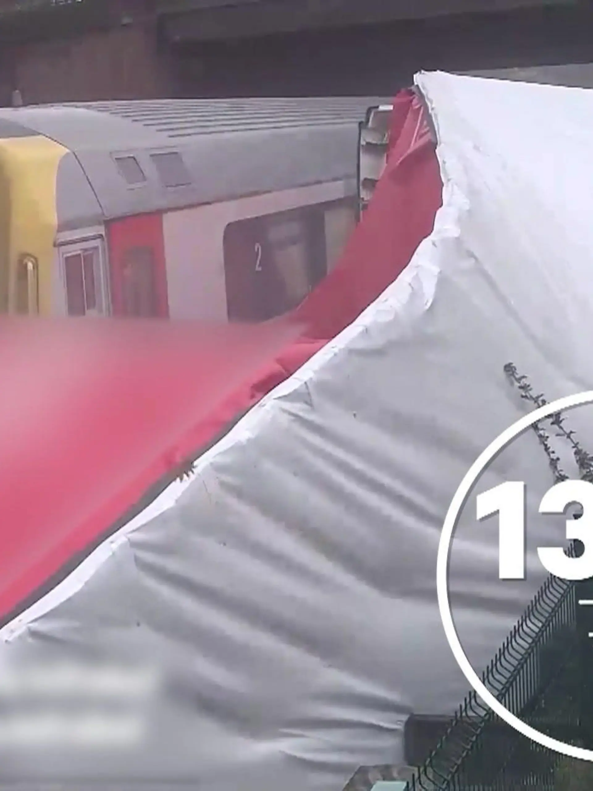 Bild zu: "Lkw im Gleis gefangen! Personenzug rast an – und kann nicht bremsen!"