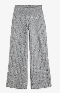 Graue Strickhose mit Zopfmuster