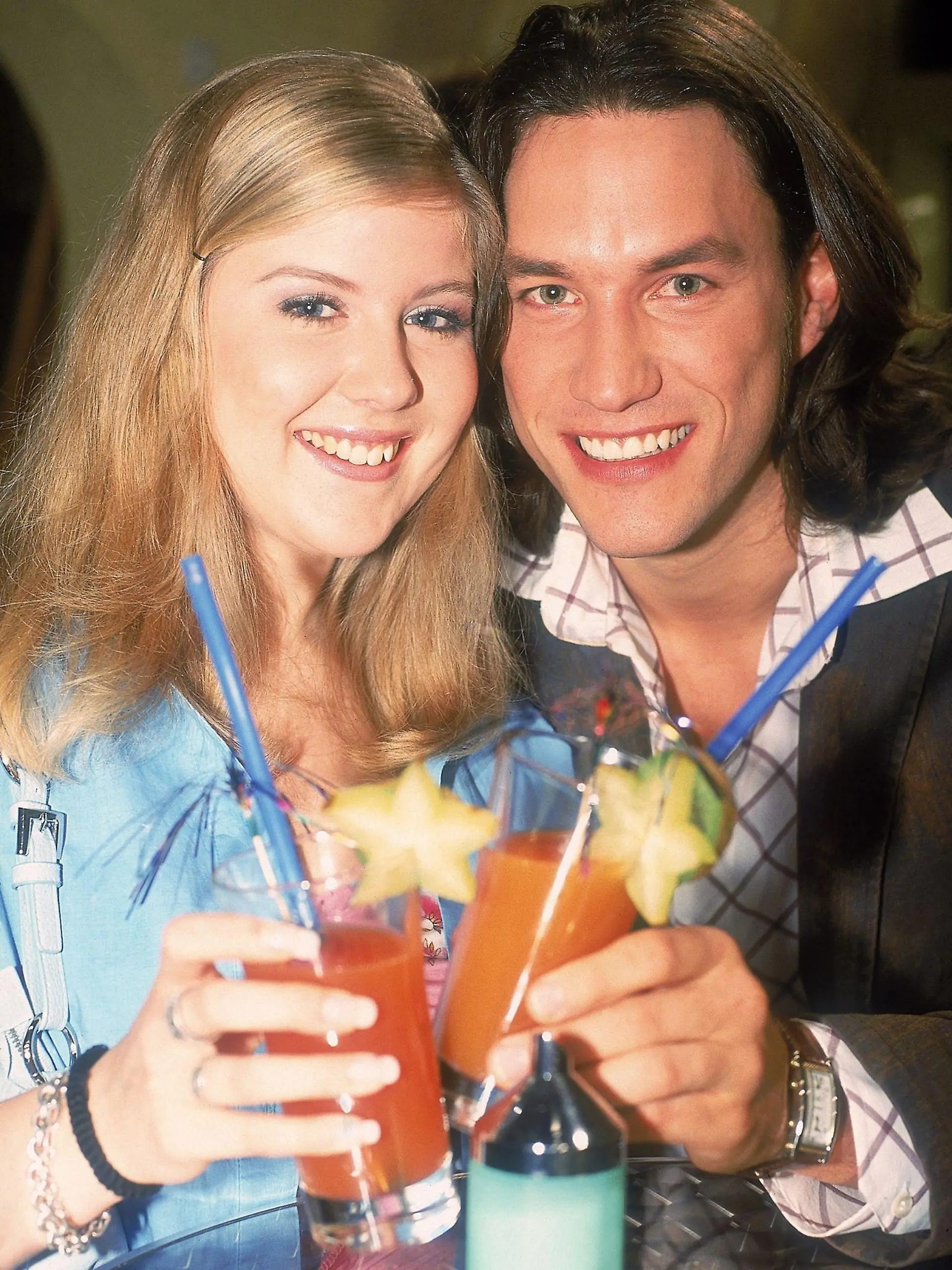 Folge 2383
Stefan Bockelmann freut sich ber seine neue Serien-Partnerin Denise Tillmanns.
24b, 17.30 h, elfte Staffel
Fotograf: Kai Schulz, Cocktail, Longdrink, neutral, Gastrolle, Gaststar, DSDS