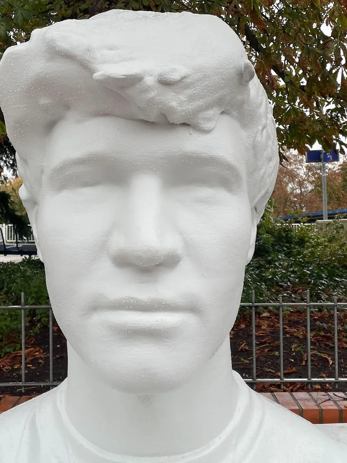 Bild zu: "Ganz in Weiss! XXL-Skulptur begrüßt jetzt Bahnreisende"