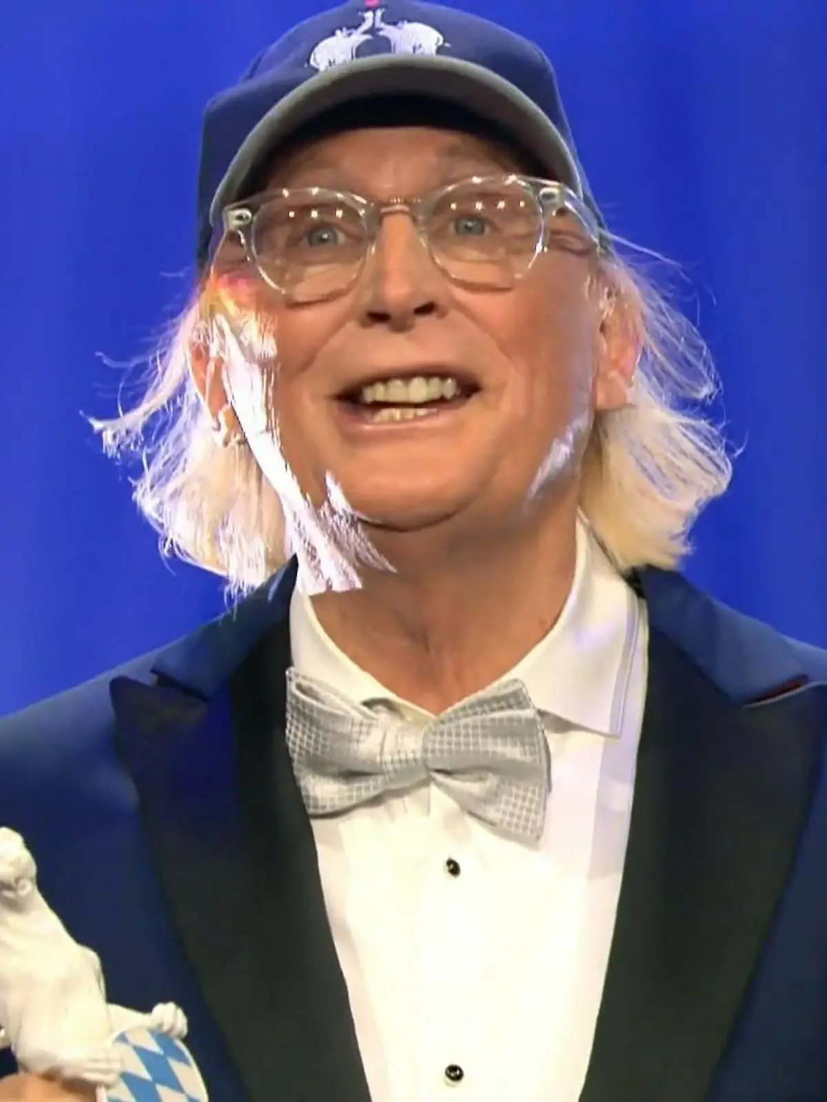 Comedien Otto Waalkes auf der Bühne bei einer Preisverleihung. 