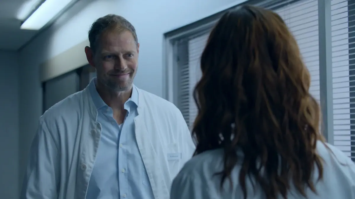 Der Pathologen Dr. Arno Kreidl (Frederik Müller) trifft auf Zoe (Lara Dandelion Seibert).