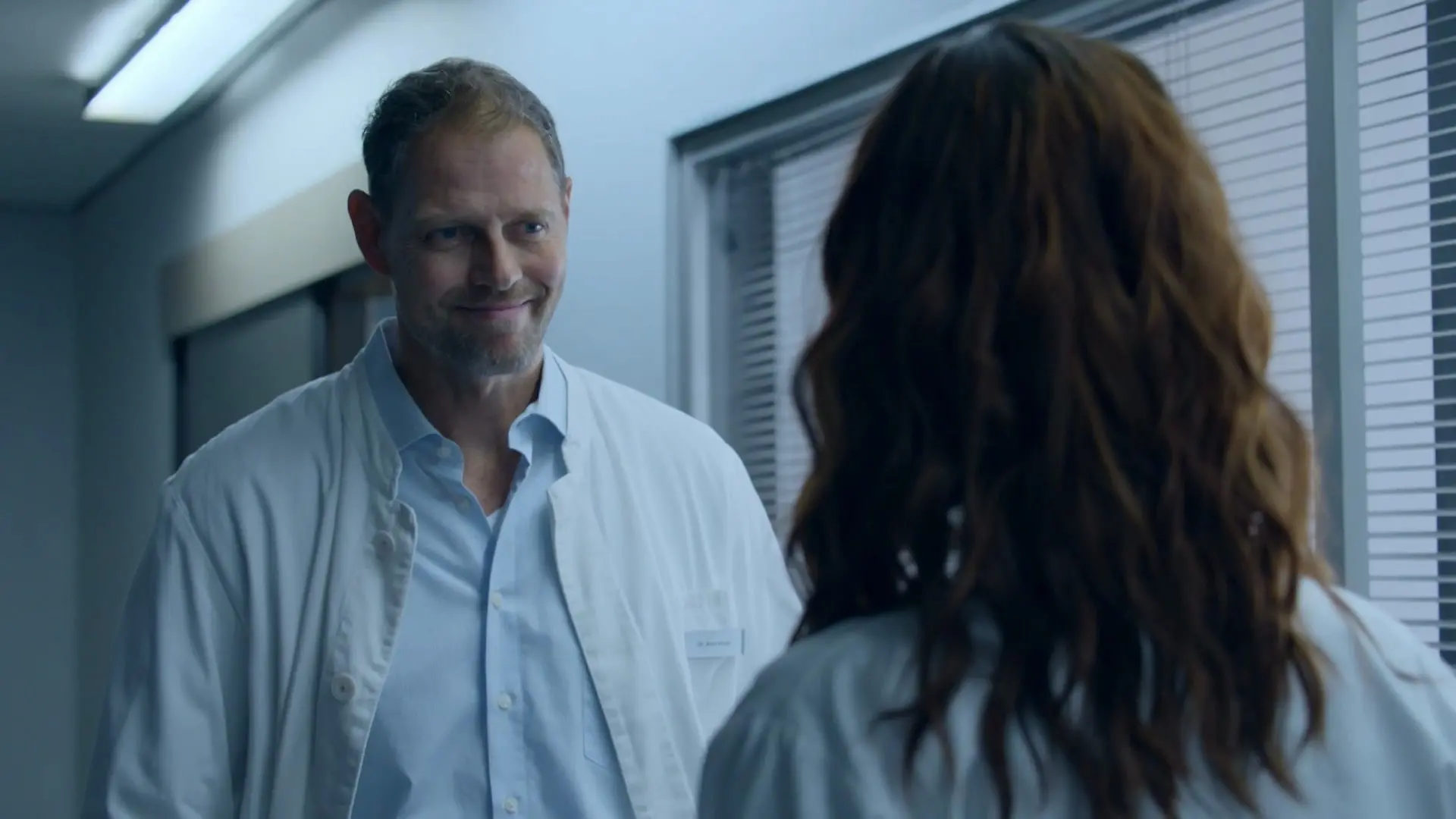 Der Pathologen Dr. Arno Kreidl (Frederik Müller) trifft auf Zoe (Lara Dandelion Seibert).