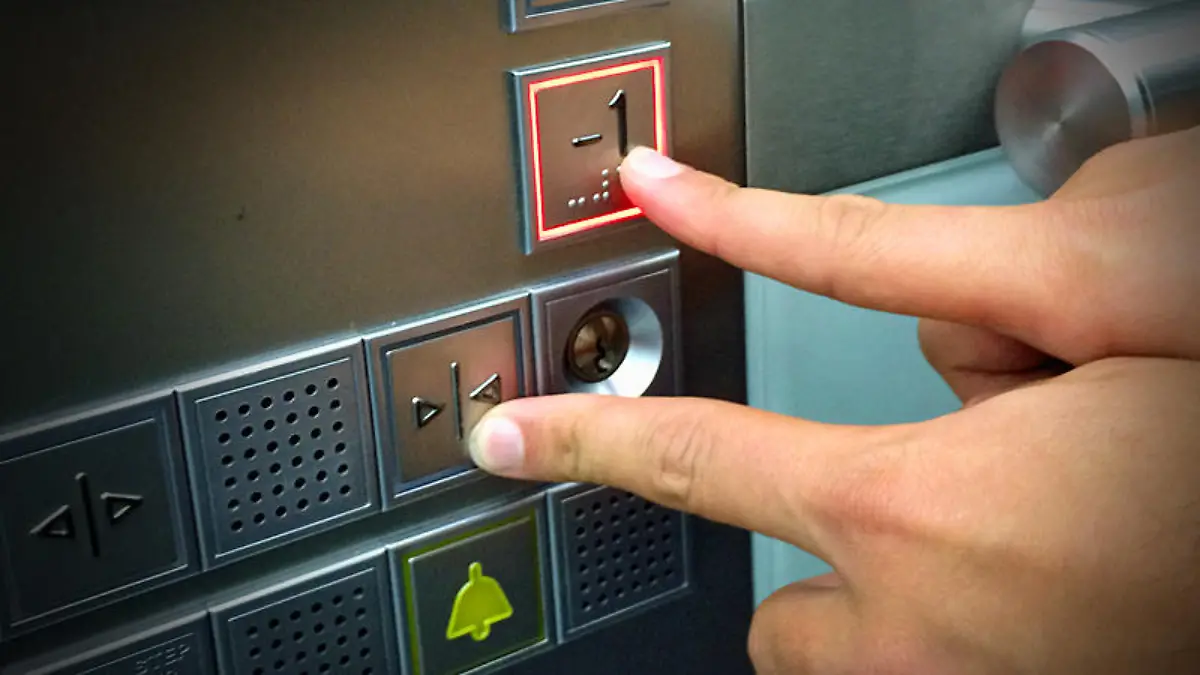 Zwei Tasten zum Glück - kann man so die Aufzug-Mitfahrer alt aussehen lassen?