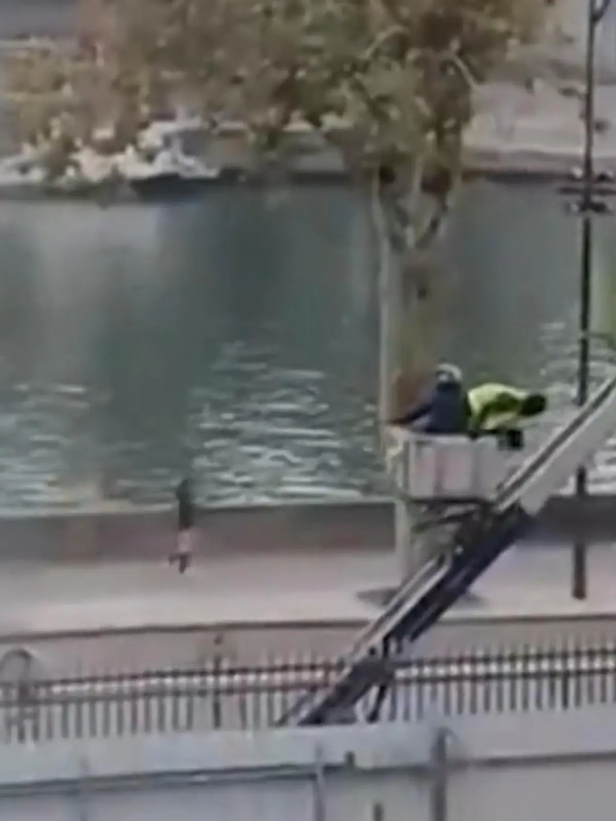 Bild zu: "Passant filmt Louvre-Diebe: Hier fliehen sie mit der 88-Millionen-Euro-Beute!"
