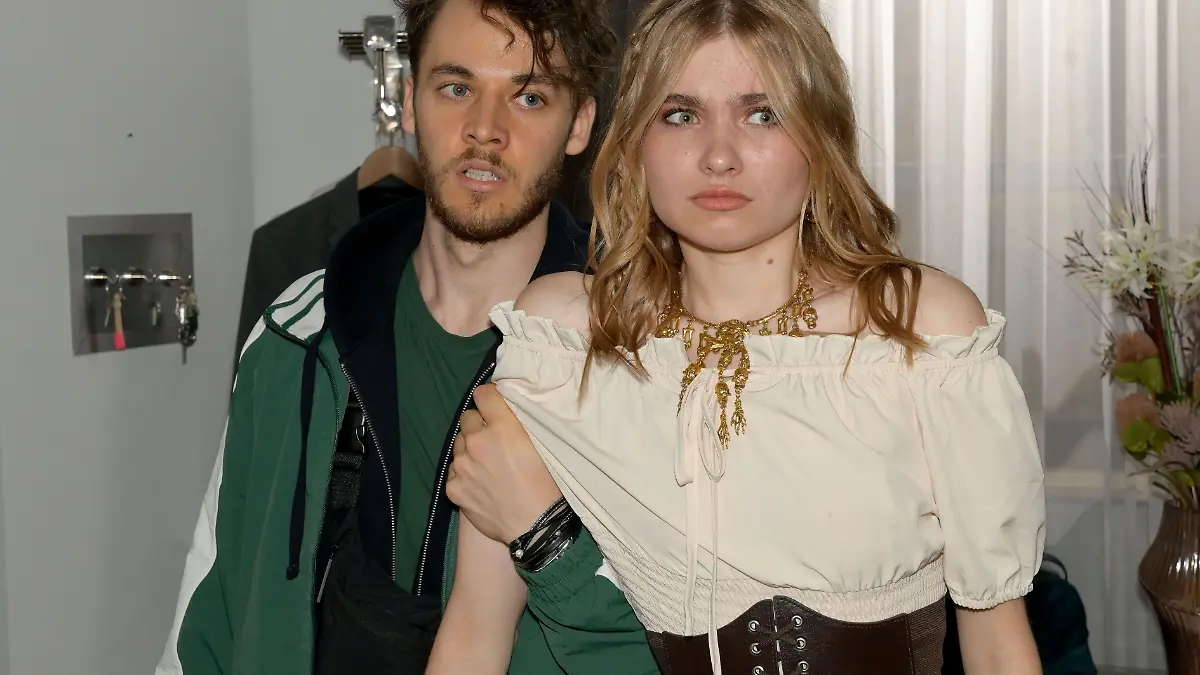 Robin (Fabian Hanis) bringt Johanna (Charlott Reschke) in seine Gewalt und droht in seiner Panik, zum Äußersten zu gehen...