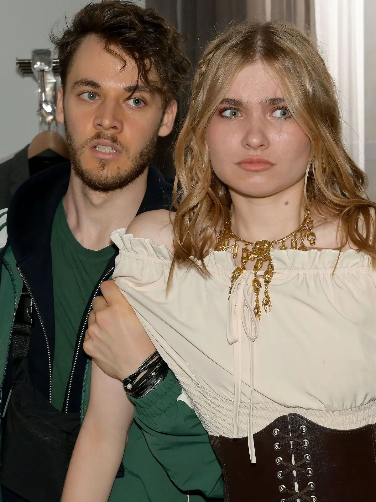 Robin (Fabian Hanis) bringt Johanna (Charlott Reschke) in seine Gewalt und droht in seiner Panik, zum Äußersten zu gehen...