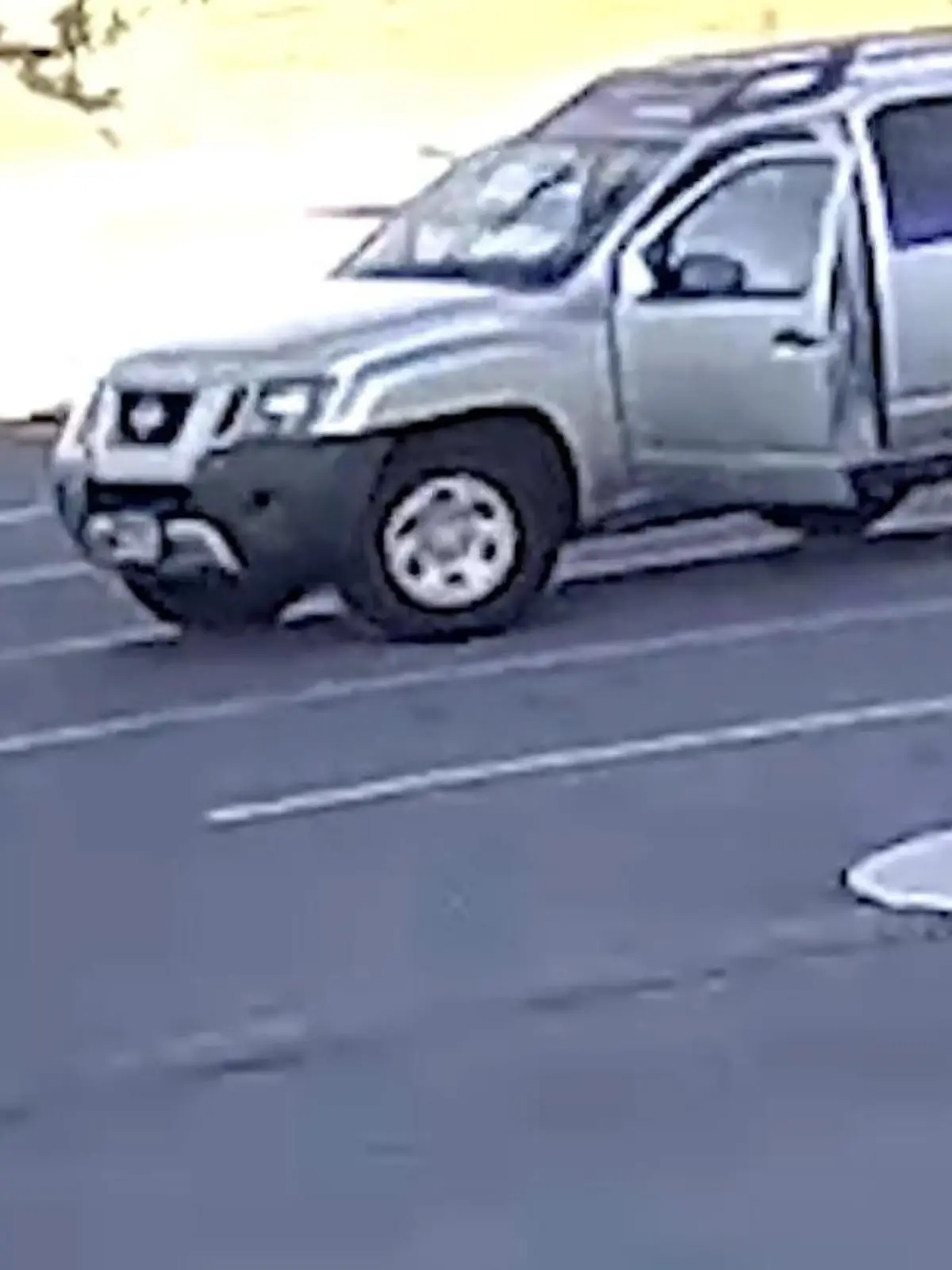 Bild zu: "Fahrer hat plötzlich Krampfanfall - führerloses Auto rast unkontrolliert über Parkplatz!"