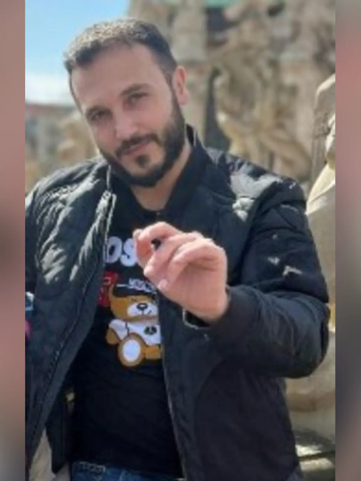 Mit diesem Foto sucht die Polizei nach dem mutmaßlichen Täter