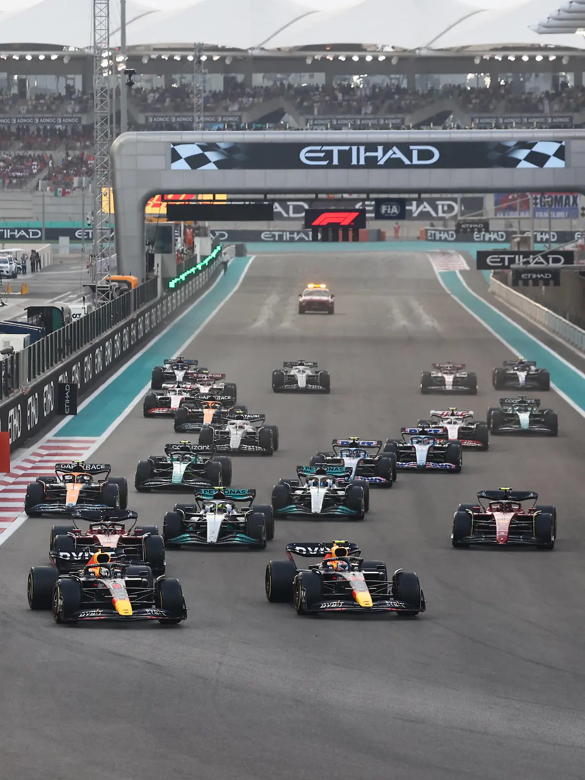  F1 Abu Dhabi Grand Prix Start of the Formula 1 Abu Dhabi Grand Prix at Yas Marina Circuit in Abu Dhabi, United Arab Emirates on November 20, 2022. Abu Dhabi United Arab Emirates PUBLICATIONxNOTxINxFRA Copyright: xJakubxPorzyckix originalFilename:porzycki-f1abudha221120_npwaT.jpg