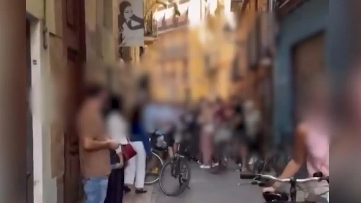Hass auf Touristen! Anwohner attackieren Urlauber während Demonstration Mitten in Valencia