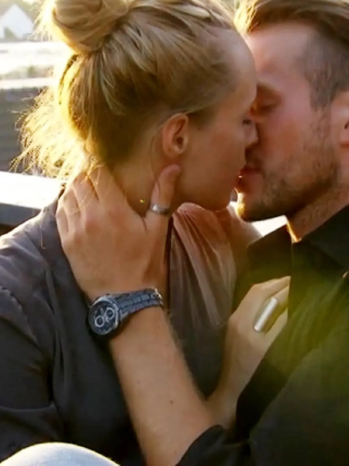 Anna und Marvin genießen die Zweisamkeit auf der Dachterasse. 
