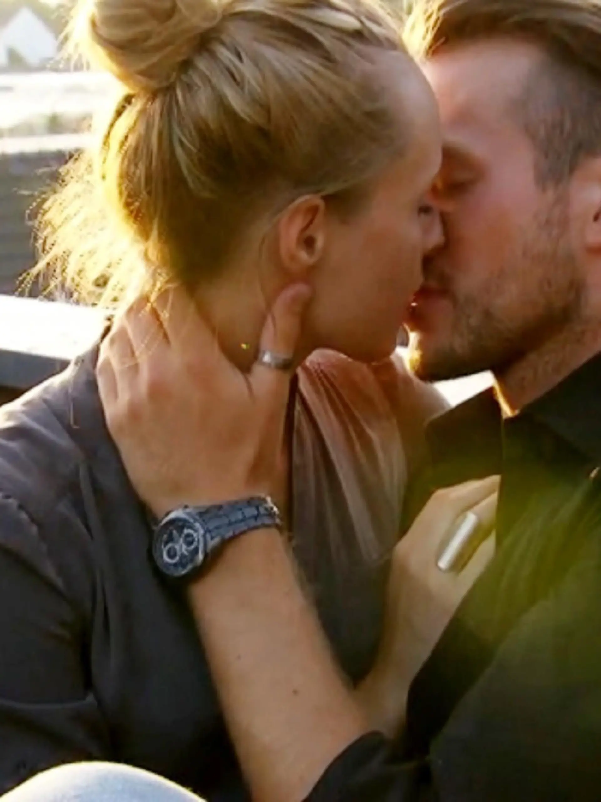 Anna und Marvin genießen die Zweisamkeit auf der Dachterasse. 